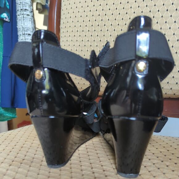 Liz Claiborne  9M "Nest" Strappy Black Patent Leather Wedge Strappy Heel 2.75" - Picture 4 of 10